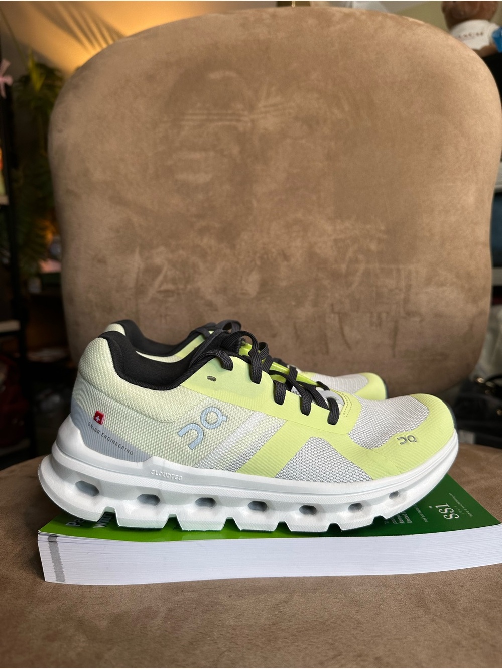 On Running Cloudrunner Women’s Shoe White Lime Green Accent US 6 New without Box
